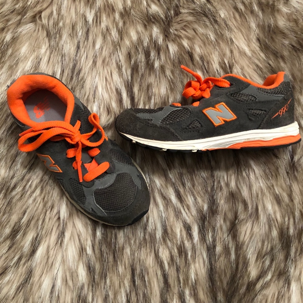 New Balance grey & neon orange kicks